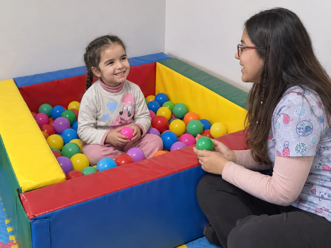 Terapeuta y paciente en piscina de pelotas