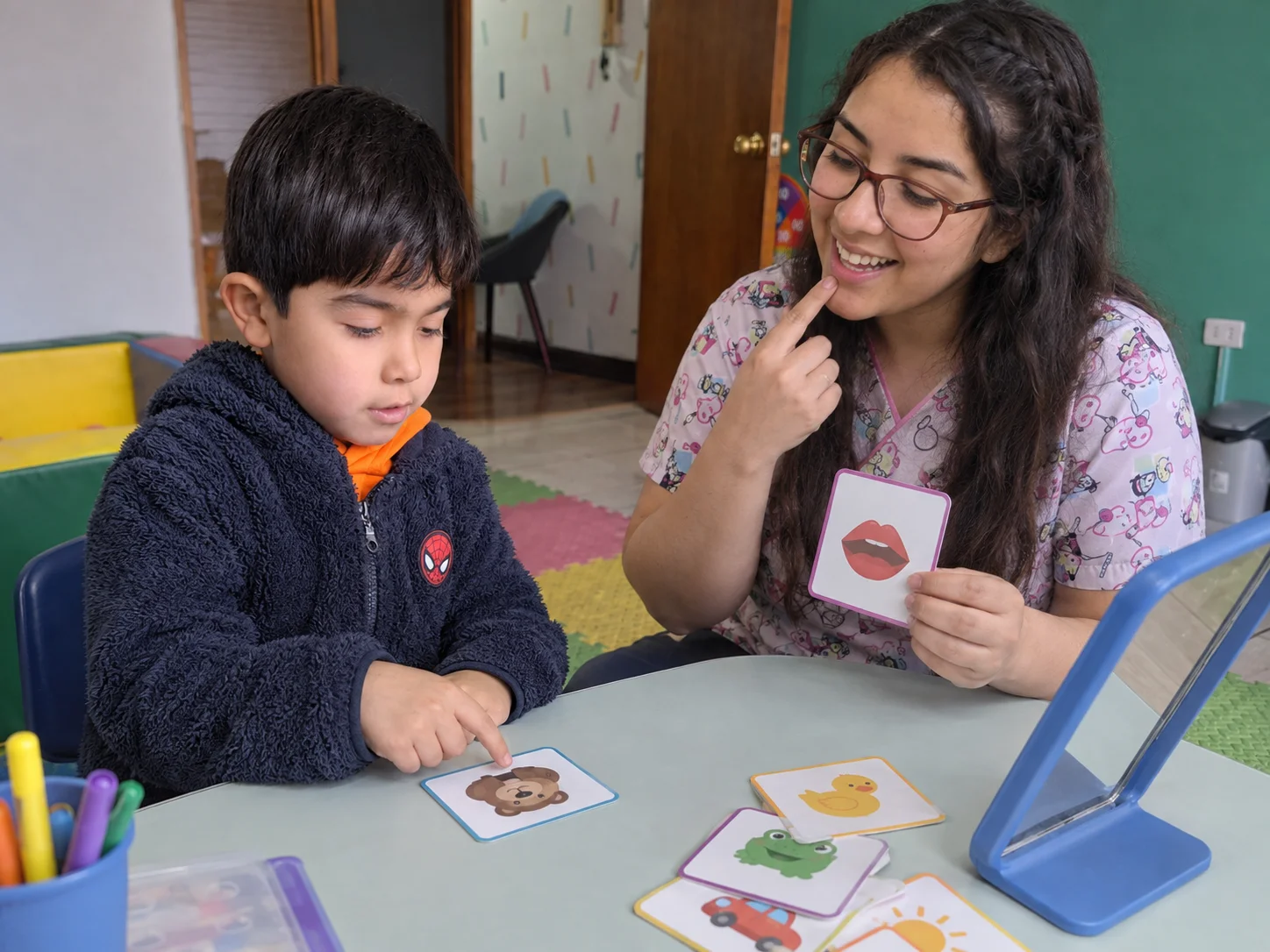 Ilustración de un niño sonriendo junto a burbujas de diálogo con un corazón y una nota musical